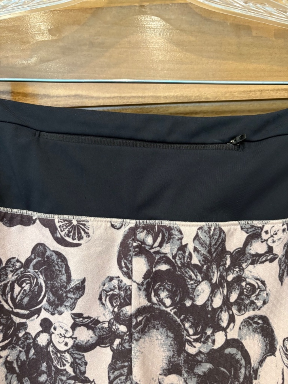 Running Shorts Oiselle Roga Built in Brief Botanical Toile Print Size 10 - Picture 5 of 9